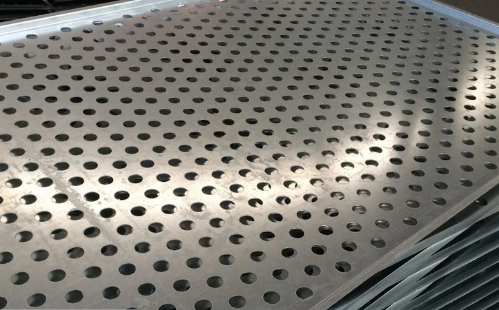 perforated plate（13）