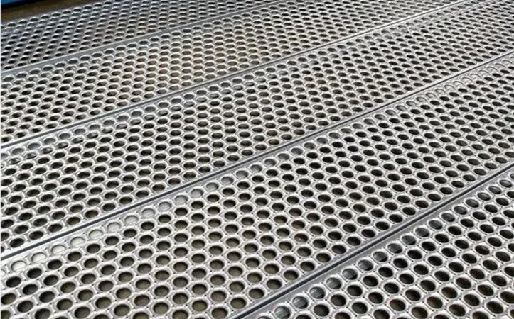 perforated plate（9）